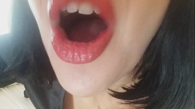 Con yêu, mẹ kế của con sẽ không cho con đi học hôm nay ... Mẹ cần con quá ...